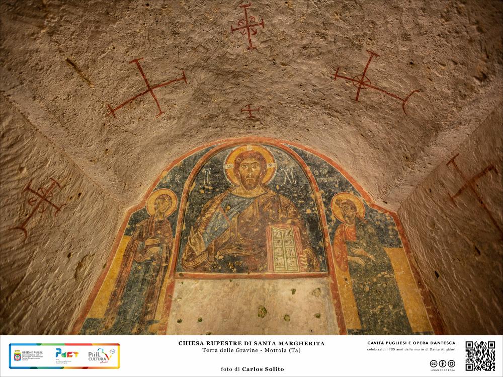 È uno scorcio delle splendide decorazioni ancora ben conservate presenti nell'antica chiesa rupestre di Santa Margherita, ubicata a pochi chilometri della Lama Casalrotto. 
In foto è ritratta la suggestiva decorazione ad affresco dell'abside, databile al XIV secolo, col Cristo Pantocratore, a mezzo busto, benedicente con il sacro Vangelo in mano, raffigurato tra la Vergine e San Giovanni Battista.
Suggestiva la volta a botte intonacata e decorata con esili croci di varie forme e dimensioni. 
Secondo fonti storiche si trattava di una “cappella votiva”, inizialmente con destinazione funeraria privata,  successivamente trasformata per la celebrazione del culto pubblico di santa Margherita, la santa protettrice delle gestanti, testimoniato dalla rappresentazione della marti...