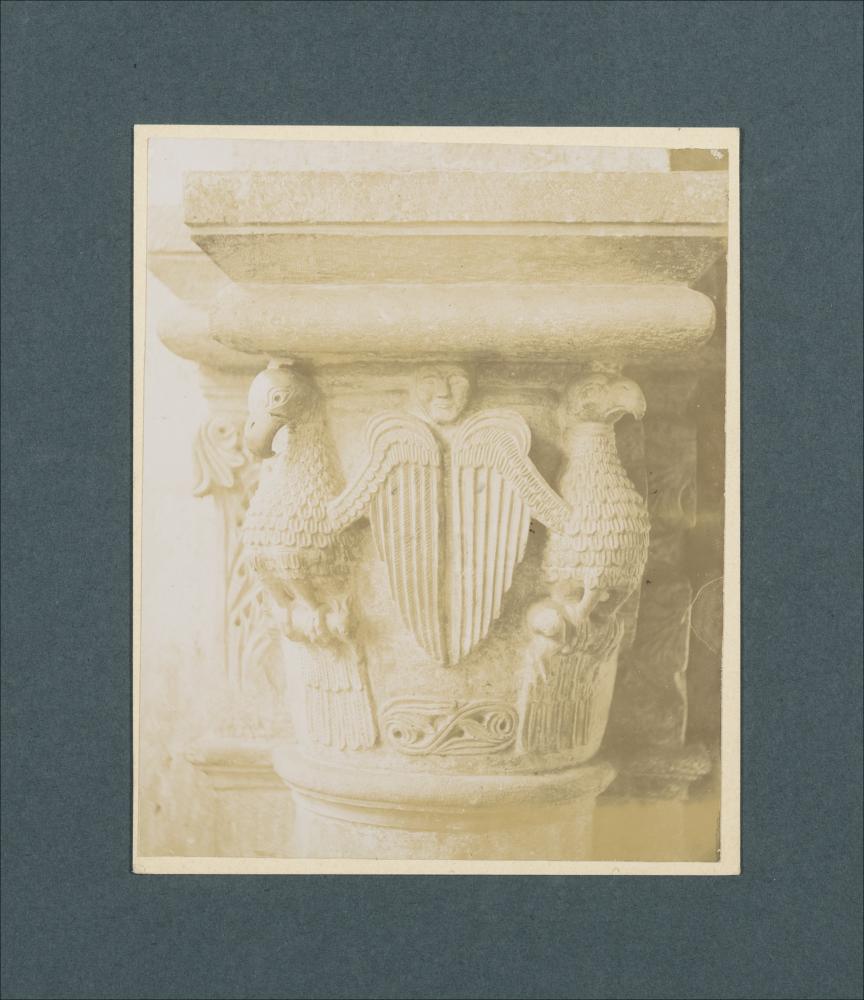 <div class="ql-editor"><div>Documentazione fotografica di capitello, databile al XIII secolo, appartenente alle colonne della Cattedrale di Ruvo di Puglia.</div><div>La raccolta fotografica di Giuseppe Ceci (1863-1938), studioso delle arti figurative dell’Italia meridionale e tra i promotori delle Società di Storia Patria di Napoli e della Puglia, si inserisce nel vivace clima culturale dell’Italia postunitaria, caratterizzato dal progressivo consolidarsi di una «coscienza nazionale» alimentata anche dal confronto e dal dialogo con le realtà storiche e culturali locali.</div><div>Oggi la Biblioteca Comunale di Andria conserva oltre settecento fotografie dedicate alla Puglia medievale, a Napoli e al patrimonio storico-artistico dell’...