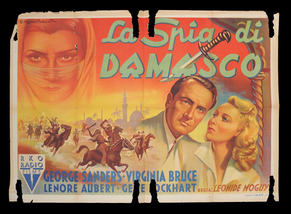 L'immagine riproduce uno dei manifesti conservati presso la Mediateca Regionale Pugliese (vedi Note). Si tratta del manifesto del film "La spia di Damasco" a firma di R. Mancinelli. Le poche notizie sull'autore lo descrivono un artista formatosi come illustratore di cartoline cinematografiche, che ha proseguito poi la carriera come illustratore di manifesti. La composizione, creata per il manifesto orizzontale, denota l'abilità artistica dell'autore, che fa uso di una pittura morbida e di colori brillanti e netti per una impostazione dal taglio originale, fatto di più scene sullo sfondo di architetture orientali. In alto il bel ritratto misterioso di Lenore Aubert si fonde con i colori del tramonto di Damasco; a destra il ritratto a due con gli attori George Sanders e V...