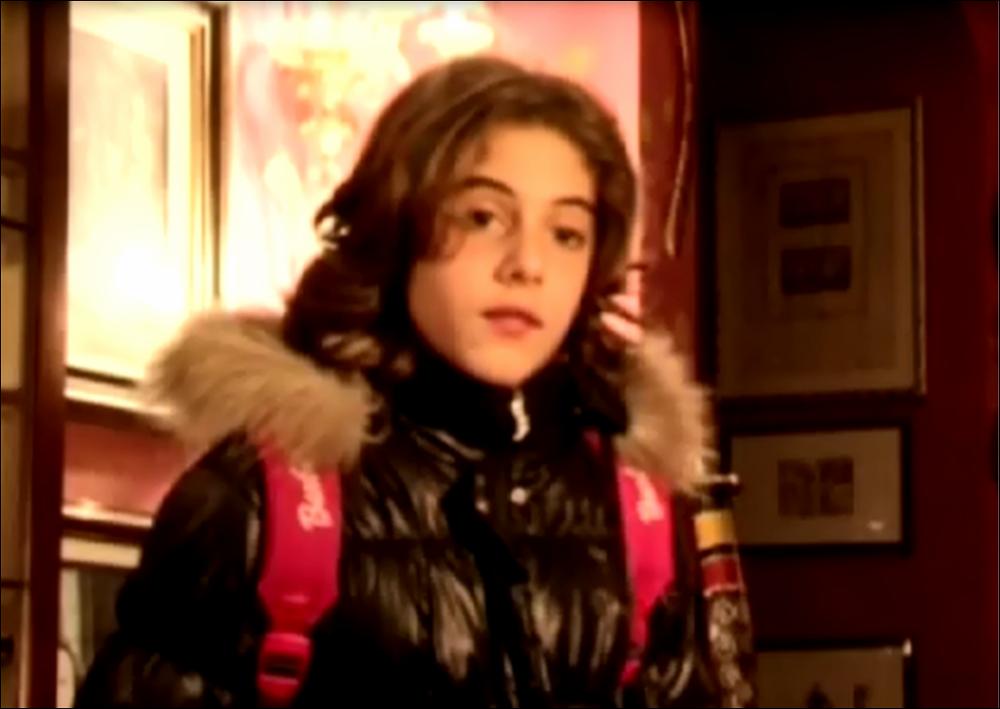 Il video è parte della collezione digitale “Primavera dei Diritti”, nata dall'omonima manifestazione promossa dalla Regione Puglia - Assessorato al Mediterraneo e realizzata dal Teatro Pubblico Pugliese tra il 18 e il 28 febbraio 2010 a Bari. Poco prima dell'inizio della cerimonia inaugurale si è tenuta la proiezione dei "Dimmi cosa vedi lab", spot girati a Bari con interviste ai cittadini sul tema dei diritti. La risorsa si presenta come documentario per il sociale sul tema del diritto allo studio. Lo spot si articola in due parti: la prima mette in scena un episodio per sottolineare l'importanza di garantire il diritto allo studio ad ogni singolo individuo, la seconda è caratterizzata dalla riflessione di alcuni intervistati sul tema. Dalle risposte risulta ben chiaro...