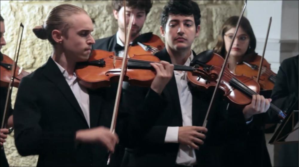 Il video propone un estratto del “Concerto alle Stagioni” eseguito dalla AYSO Young Soloists, guidata dalla bacchetta del Direttore Teresa Satalino, nella serata del 25 settembre 2022 presso il Castello Svevo di Bari, in occasione dei giorni dedicati alle GEP (Giornate Europee del Patrimonio 2022).
Le “Quattro Stagioni” sono il ciclo più noto di composizioni vivaldiane. I quattro concerti, ispirati ciascuno ad una stagione dell’anno e accompagnati da sonetti, furono probabilmente scritti dallo stesso Vivaldi. Un capolavoro barocco dove la straordinaria musicalità dei brani esalta l’incantevole ciclo della natura.
Un dialogo interessante si apre tra le stagioni barocche e quelle novecentesche “Las cuatro Estaciones porteñas”, composte da Astor Piazzolla tra il 1964 e il ...