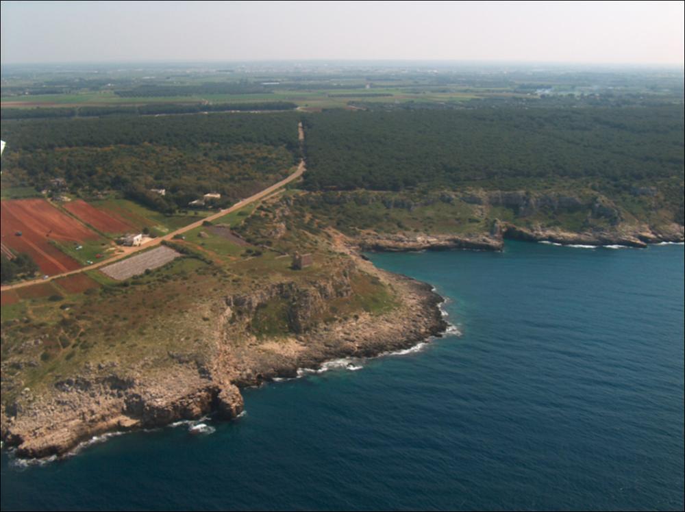 Il litorale jonico del Tavoliere salentino - rientra nell'ambito paesaggistico del Tavoliere Salentino - presenta beni patrimoniali di grande valore naturalistico e paesaggistico, tra questi và annoverata l'area protetta di Porto Selvaggio, istituita nel 1980 che rappresenta uno dei pochi areali ad alto grado di naturalità dell'intera zona. La pineta impiantata su rocce affioranti che, sprofondano rapidamente nel mare, è bordata da ampi areali a macchia mediterranea e circondata da un paesaggio rurale dominato dall'ulivo e punteggiato da masserie. Sul costone di Torre Uluzzo e sui pianori vicini sono presenti numerose cavità naturali di grande valenza paleontologica. Verso nord, il paesaggio costiero presenta un habitat di inestimabile valore botanico e paesaggistico so...