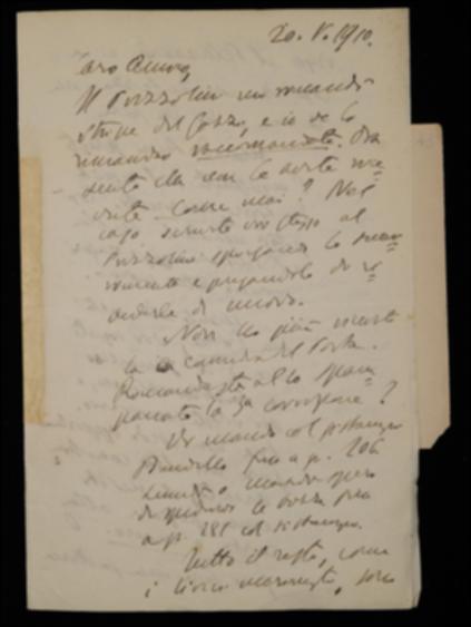 Dopo aver invitato Giovanni Laterza a contattare Giuseppe Prezzolini per rimediare allo smarrimento delle bozze del volume di Carlo Gozzi, Benedetto Croce lamenta di non aver ricevuto ancora quelle del volume di Giambattista Della Porta e domanda se a Vincenzo Spampanato sia stata raccomandata la terza correzione. Il filosofo poi comunica di aver licenziato una parte del volume di Matteo Bandello e che un'altra parte verrà licenziata di lì a poco; sollecita Laterza a proseguire con l'impaginato del suo volume sui lirici marinisti, in attesa che tutto il resto dei volumi degli scrittori d'Italia venga rispedito da Achille Pellizzari. Croce inoltre, rispondendo al desiderio espresso dall'editore barese di cambiare per l'anno seguente il fornitore della carta per “La Criti...