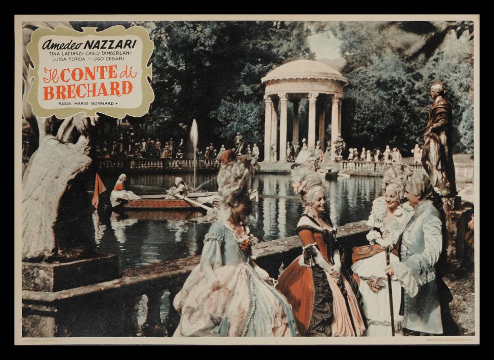 L'immagine riproduce una delle opere grafiche conservate presso la Mediateca Regionale Pugliese (vedi Note). Si tratta nello specifico di uno dei soggetti della fotobusta del film “Il conte di Bréchard”, film italiano del 1938 per la regia di Mario Bonnard. La bella composizione, come di consueto per le fotobuste, presenta una fotografia di scena, che qui occupa tutto lo spazio con l'eleganza di una pellicola storica, senza l'utilizzo di illustrazioni a contorno. La nota grafica è riservata al titolo e al resto delle informazioni del film, racchiuse in una delicata cornice a tono....