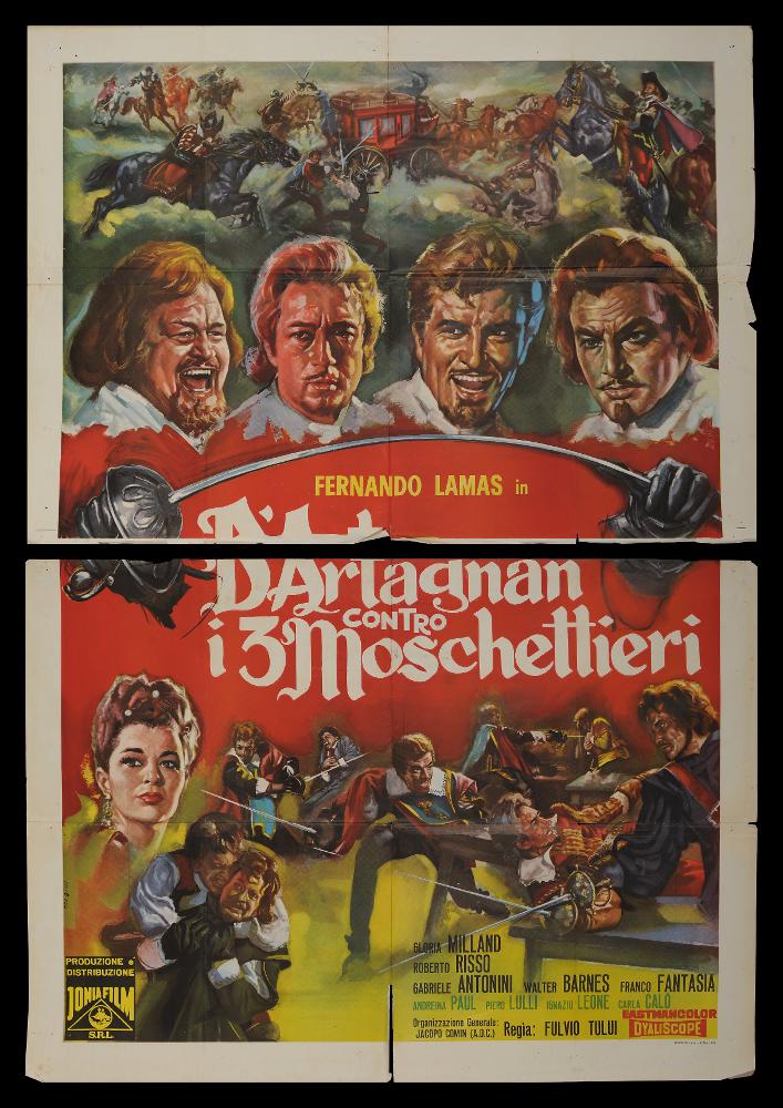 L'immagine riproduce uno dei manifesti conservati presso la Mediateca Regionale Pugliese (vedi Note). Si tratta di una delle versioni grafiche del manifesto del film “D'Artagnan contro i 3 moschettieri” del 1963 per la regia di Fulvio Tului. Il manifesto è firmato da Tarquini (Tarquini Paolo), "Pittore non Pittore" come lui stesso si definì, artista che condivise la sua arte con il padre Sabatino ed i fratelli Luigi e Glauco. Qui Tarquini utilizza il tradizionale sfumato e policromo, tipico degli anni Trenta, dando risalto maggiormente ai colori scuri. La composizione grafica è divisa in tre blocchi, superiore, centrale ed inferiore con diverse scene narrate, dall’alto verso il basso si passa dal generale al particolare del racconto. In alto infatti troviamo rappresenta...