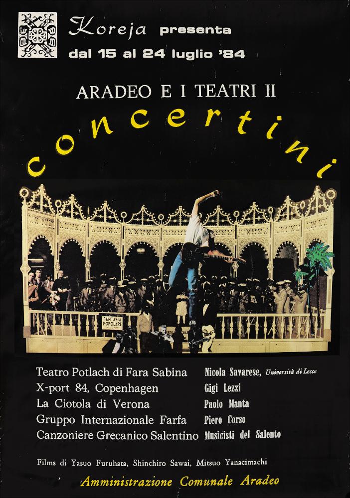 L'immagine in oggetto riproduce la locandina del festival Aradeo e i Teatri, seconda edizione, una rassegna annuale sul teatro sperimentale che la compagnia teatrale Koreja porta avanti dalla sua fondazione, un appuntamento culturale estivo tra i più attesi, considerato già all'epoca unico evento culturale di respiro internazionale. La locandina, dalla composizione artistica e un po' surreale, raffigura piccoli musicisti pop e rock in procinto di iniziare un concerto con la "banda del paese", in una cassa armonica, struttura tipica dei paesi pugliesi, abbellita dalle splendide "luminarie", addobbi in legno artigianali muniti di lampadine bianche o colorate utilizzati soprattutto durante le feste patronali.