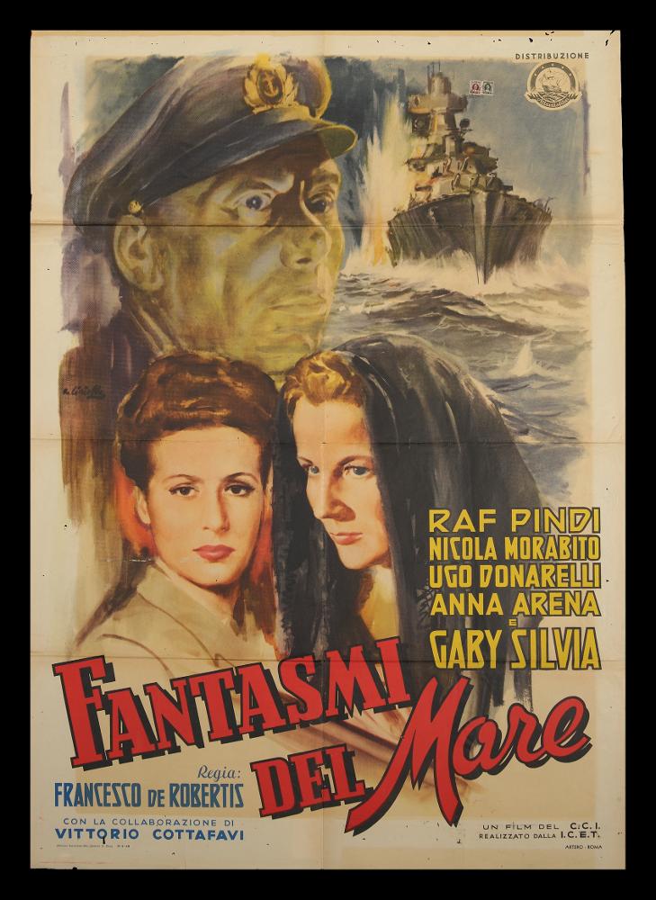 L'immagine riproduce uno dei manifesti conservati presso la Mediateca Regionale Pugliese (vedi Note). Si tratta di una delle versioni grafiche del manifesto del film in bianco e nero “Fantasmi del mare”, del 1948 per la regia di Francesco De Robertis, alto ufficiale della Marina Militare, autore di moltissimi film sul tema. La firma su questo manifesto è di A. Ciriello (Averardo Ciriello), tra gli illustratori che riconosciamo per il suo tipico tratto pittorico, caratterizzato da un uso morbido del colore in funzione simbolica e fortemente emotiva, con un’attenzione, quasi maniacale, per il dettaglio e le sfumature. Lo spazio compositivo è suddiviso in tre parti che corrispondono a tre momenti del film. In primo piano la coppia delle attrici Anna Arena e Gaby Silvia, ri...