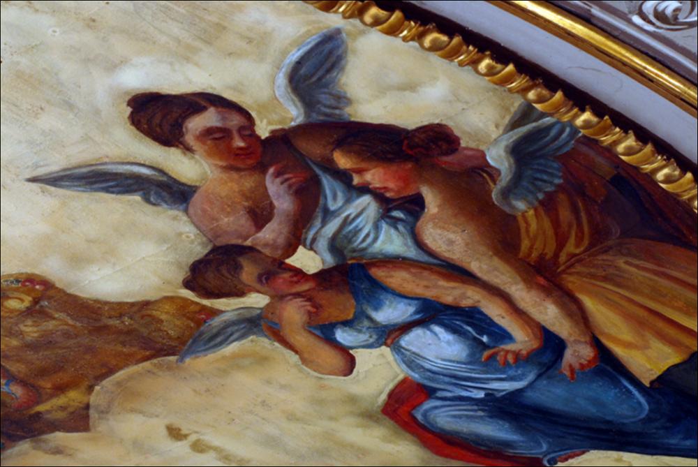 L'immagine è parte della campagna fotografica realizzata dalla fotografa Margherita Mirabella per Teatro Pubblico Pugliese, che con i suoi scatti ha ripreso le eleganti architetture e i rifiniti dettagli di alcuni dei più bei teatri pugliesi e di alcuni spettacoli teatrali portati in scena in questi ultimi anni. Lo scatto immortala un dettaglio dell'affresco posto sul soffitto del Teatro Curci di Barletta, opera del pittore barlettano Giambattista Calò, artista di scuola napoletana ottocentesca, che fu maestro di De Nittis e di una intera generazione di pittori. Era molto apprezzato dalla sua città, tanto che "la morte improvvisa di questo valoroso artista, di questo tipo d'insegnante e di gentiluomo, avvenuta il giorno 28 agosto (1895), fu dolore vivamente sentito da t...