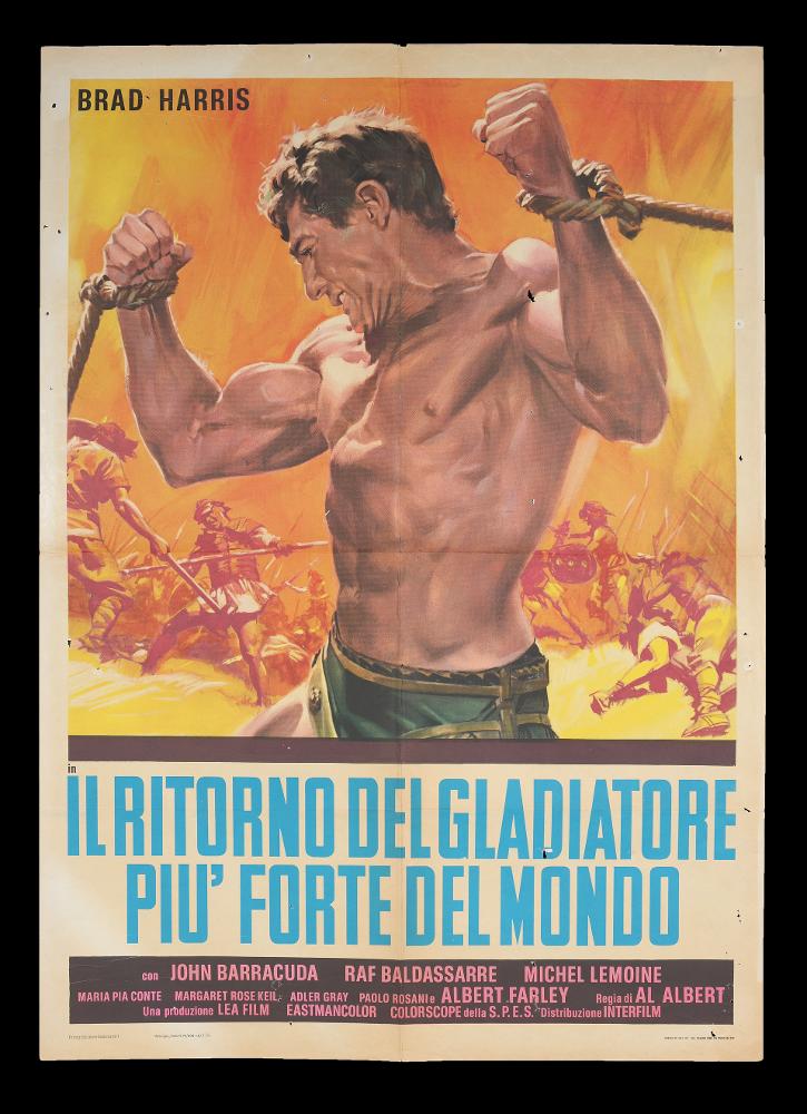 L'immagine riproduce uno dei manifesti conservati presso la Mediateca Regionale Pugliese (vedi Note). Si tratta di una delle versioni grafiche del manifesto de "Il ritorno del gladiatore più forte del mondo", film del 1971. La composizione grafica, seppur senza firma, rispetta i canoni tradizionali della pittura da cinema. Bella e ordinata, è divisa in due parti; in basso, lo spazio è occupato dal titolo in evidente colore azzurro e tutte le informazioni principali del film; in alto, la maggior parte dell'ingombro mostra in primo piano un possente gladiatore improgionato, la cui muscolatura in tensione è enfatizzata da un sapiente gioco di luci e una pittura netta. Il linguaggio risulta così figurativo, narrativo, la figura umana è ben studiata, completata da una vivace...