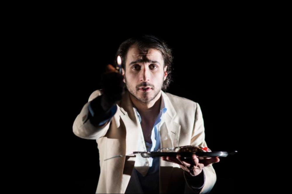 L'immagine in oggetto, fotografia digitale ad opera di Claudia Gori, cattura un momento dello spettacolo “Codice Nero”, una delle produzioni 2015-2016, messe in scena dalla compagnia teatrale Koreja di Lecce. Lo spettacolo, scritto e interpretato dal siciliano Riccardo Lanzarone, racconta in un lungo flashback, la storia di Salvatore Geraci, un uomo qualunque, un ex artificiere siciliano. L'ambientazione, un ospedale, è signifitcativa, infatti il “codice nero” allude al codice assegnato al pronto soccorso ai deceduti. L'opera vuole essere una denuncia, senza retorica, di una realtà del nostro paese: le prestazioni sanitarie differenti a seconda del censo. Un caso di malasanità in scena: lunghe attese nei corridoi, dottoroni dal super ego che umiliano i pazienti. E propr...