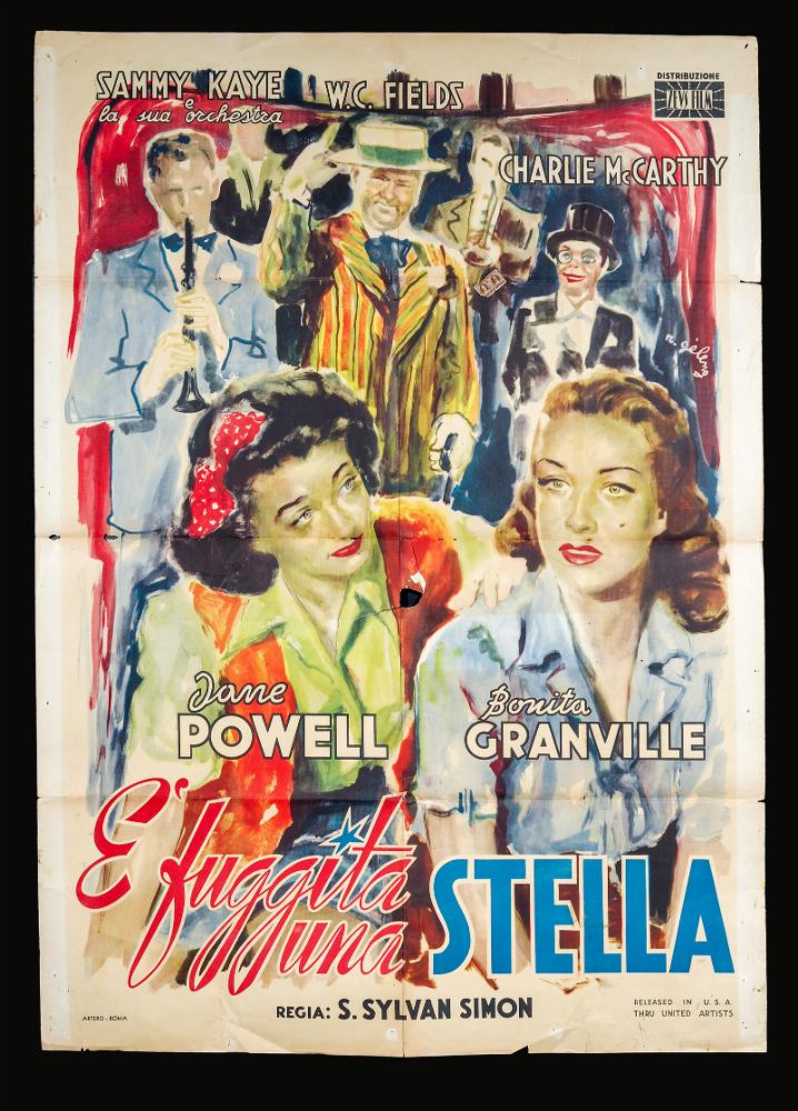 L'immagine riproduce uno dei manifesti conservati presso la Mediateca Regionale Pugliese (vedi Note). Si tratta di una delle versioni grafiche per il manifesto del film "È fuggita una stella", commedia musicale americana degli anni ’40, a firma di Rinaldo Gèleng. Artista poliedrico ed eclettico, dopo gli studi d'arte, visse e lavorò per molti anni a Parigi, poi a Milano dove realizzò una serie di copertine per Mondadori e infine a Roma, dove realizzò alcuni manifesti per i film di Fellini. Il suo stile fresco e pittorico è fatto di pennellate liquide e sfumate, con spunti grafici originali, composizioni personali, in cui rivela la sua dote di ritrattista. Per il film realizza un'opera ricca di contrasti cromatici vibranti e dettagli narrativi: in primo piano dà risalto ...