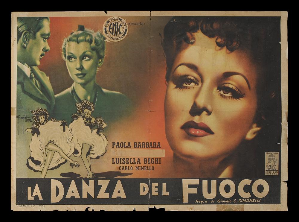 L'immagine riproduce una delle fotobuste conservate presso la Mediateca Regionale Pugliese (vedi Note). Nello specifico si tratta di uno dei soggetti per la fotobusta che racconta in immagini il film "La danza del fuoco" del 1942 per la regia di Giorgio C. Simonelli, a firma di Gargiulo (Gargiulo Sergio), riconoscibile per gli allungamenti delle aste discendenti delle “g”. La composizione grafica è molto semplice e minimale, divisa in due blocchi: nella parte destra il primo piano pensieroso, dai colori scuri come tutto lo sfondo, probabilmente, della protagonista femminile occupa interamente lo spazio, mentre sul lato sinistro, ritratti in monocromo del colore grigio, quasi a sottolineare il ruolo secondario nella trama, vi è la figlia della protagonista ed il suo giov...
