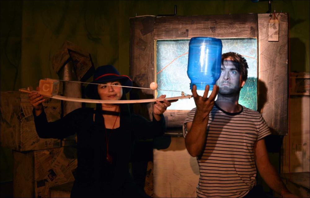 L'immagine in oggetto, fotografia ad opera di Alessandro Colazzo, cattura un momento dello spettacolo “Sogno in scatola”, messo in scena dai Cantieri Teatrali Koreja di Lecce per la stagione 2015-2016 dedicata al Teatro Ragazzi. La rappresentazione teatrale usa un nuovo modo di raccontare mediante l'invenzione del "cartometraggio": tra rime, illustrazioni, scatole e suoni si srotola una storia visionaria per aiutare i piccoli spettatori ad ascoltare, guardare e soprattutto ad immaginare, lontano dalle tecnologie. Le scatole sono luoghi magici, dove i giochi prendono vita. Ogni scatola può essere la stanza dove ogni bambino inventa la sua storia, può essere il mare, il cielo e tutte le stelle. Di certo, una scatola è il posto sicuro dove custodire i segreti, raccogliere ...