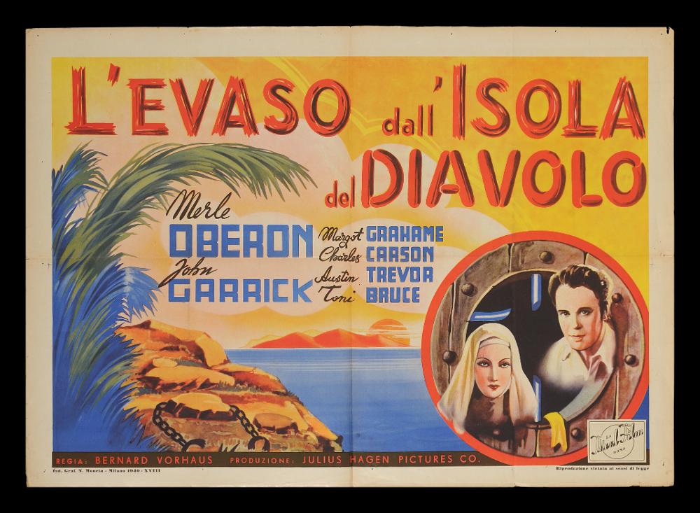 L'immagine riproduce uno dei manifesti conservati presso la Mediateca Regionale Pugliese (vedi Note). Si tratta di uno dei manifesti del film “L’evaso dall’isola del Diavolo” del 1934 per la regia di Bernard Vorhaus. Il manifesto orizzontale non presenta alcuna firma e, a differenza di altri manifesti degli stessi anni che prestano maggiore attenzione e spazio ai personaggi, presenta un piccolo spazio a forma di oblò dedicato ai ritratti dei protagonisti, mentre tutto lo spazio grafico è occupato dal paesaggio, l’isola evocata dal titolo. Colpiscono i colori utilizzati che si ripetono per le parti scritte e quelle disegnate, l’arancione, un blu luminoso, le tonalità del giallo, colori che contribuiscono a rendere il tramonto....