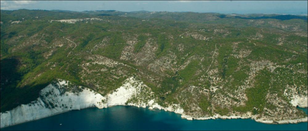 Il comune di Vieste, rientra nell'ambito paesaggistico del Gargano, caratterizzato dall'altopiano calcareo e dai suoi orli terrazzati. Il Gargano presenta una notevole varietà di paesaggi rurali di gran pregio, in gran parte storici e tradizionali, i quali sono il risultato di coltivazioni e tecniche di regimazione e presidio del suolo di tipo tradizionale. La fascia costiera rappresenta un mosaico di morfo-tipologie rurali, che va ad identificare un paesaggio riconoscibile che si struttura a partire dal lago costiero di Varano e arriva fino a Manfredonia. Nella sequenza che va dalla linea di costa verso i rilievi montani, si trovano nella porzione pianeggiante, o la prevalenza di mosaici agricoli, alternato al tipo agricolo periurbano in corrispondenza dei centri, o la...