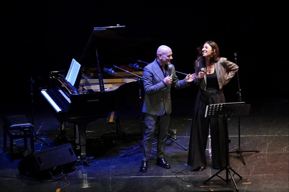 <div>Lo scatto ritrae un momento del concerto “Women in Jazz - Patty Lomuscio e Mario Rosini con "Il nostro concerto - Le più belle canzoni d'autore italiane in jazz", tenutosi il 9 maggio 2024 presso il Teatro AncheCinema di Bari.</div><div>Patty Lomuscio e Mario Rosini rileggono in chiave jazz i grandi classici della canzone d’autore italiana, da De André a Fossati, da Pino Daniele ad altri maestri senza tempo.</div><div>Attraverso raffinati virtuosismi vocali e pianistici, il duo dà nuova vita a brani amatissimi da più generazioni, con sensibilità e profondità interpretativa. Entrambi docenti di Canto Jazz al Conservatorio Duni di Matera, Lomuscio e Rosini uniscono solide carriere artistiche e prestigiose collaborazio...