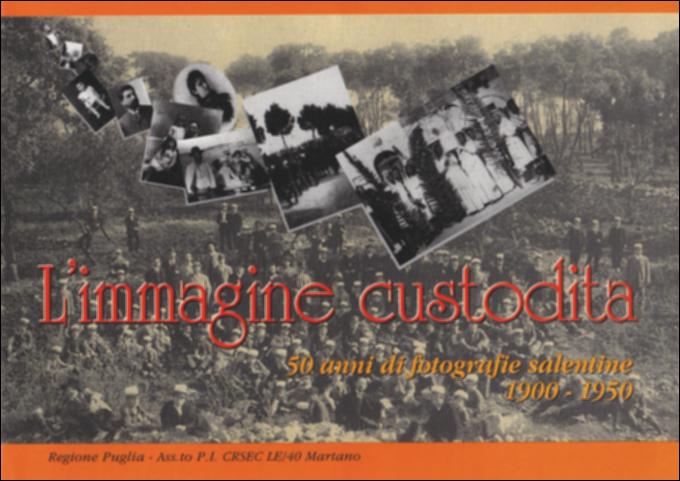 Catalogo di una omonima mostra, il volume ripercorre, per immagini, 50 anni di vita sociale salentina. Una introduzione sui rapporti fra fotografia, memoria storica e identità collettiva apre una carrellata di foto d'epoca, raggruppate per temi e, all'interno di questi, per decenni. Ci sono i bambini – protagonisti di battesimi e prime comunioni – e i giovanotti componenti di gruppi scolastici, uomini e donne nel giorno del matrimonio, o piuttosto allietati da una famiglia già numerosa, lavoratori nei campi o nelle aziende di trasformazione, i pochi fortunati ritratti nel tempo libero, nel viaggio di nozze, a “passare le acque”. E non mancano foto-ricordo di due guerre che non si vorrebbe mai dover ricordare, le adunate e gli immancabili saggi ginnici di epoca fascista,...
