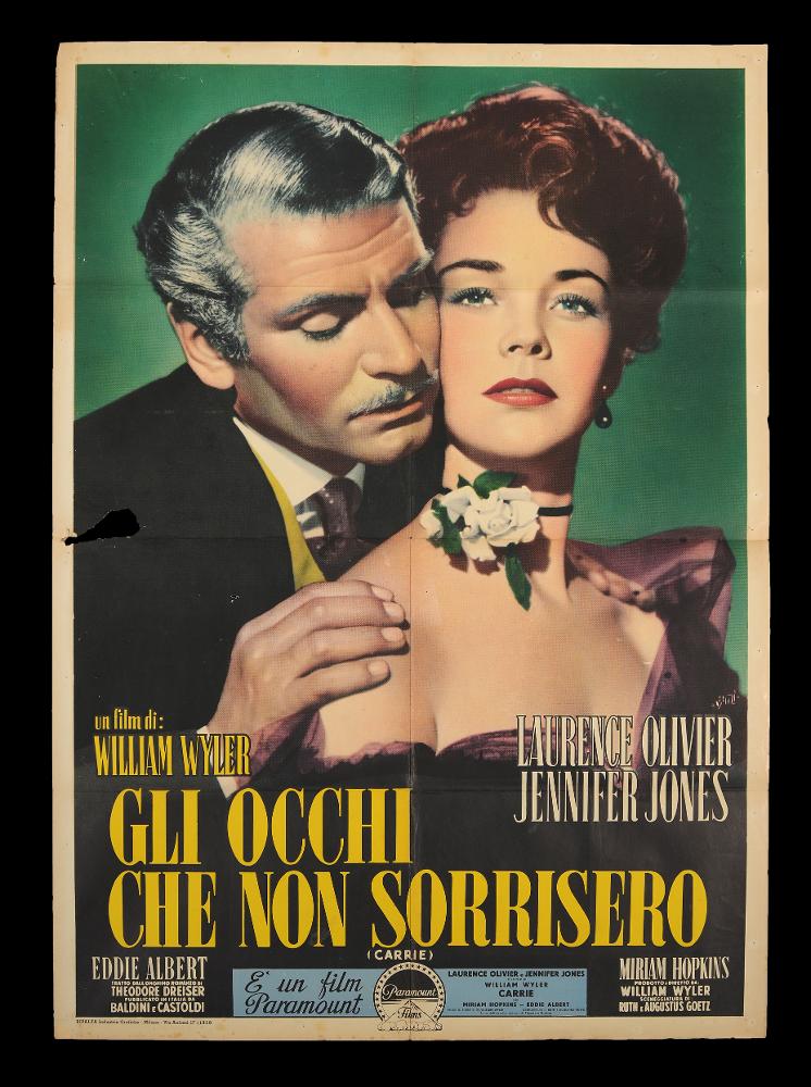 L'immagine riproduce uno dei manifesti conservati presso la Mediateca Regionale Pugliese (vedi Note). Si tratta di una delle versioni del manifesto del film "Gli occhi che non sorrisero", a firma di Francesco Fiorenzi. Autodidatta trasferitosi a Roma nel periodo più florido per il cinema italiano, fu il primo, tra i pittori di cinema dell'epoca, ad anticipare l'impianto grafico contemporaneo. Più monumentale ed emozionale rispetto ad altre sue opere, il manifesto in oggetto mostra uno splendido primo piano di Laurenze Olivier e Jennifer Jones, un ritratto fotografico unico e fotoritoccato con tonalità calde e suadenti. In genere, Fiorenzi amava realizzare collage con più fotografie di scena assemblate tra di loro. Quello che oggi si realizza grazie a strumenti digitali,...
