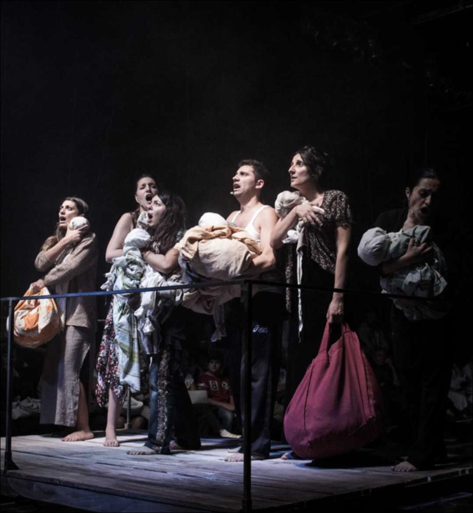 La fotografia in oggetto, ad opera di Tea Primiterra, immortala un momento dello spettacolo “Katër i Radës. Il Naufragio”, produzione nata dalla co-produzione della Biennale di Venezia e Koreja, messa in scena per la prima assoluta, il 12 ottobre 2014, nell'ambito del 58° Festival Internazionale di Musica Contemporanea della Biennale di Venezia. Lo spettacolo, per la regia di Salvatore Tramacere, è il risultato dell'unione del libretto di Alessandro Leogrande, tratto dal suo romanzo-reportage “Il naufragio” (Feltrinelli, 2011) e le musiche del compositore albanese Admir Shkurtaj, per mettere in scena una delle tragedie dell'emigrazione, lo speronamento da parte della corvette Sibilla della Marina Militare Italiana e l'affondamento dell'imbarcazione albanese Katër i Radë...