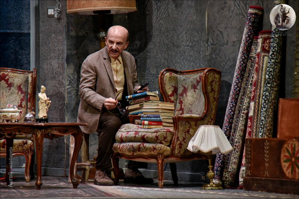 <div class="ql-editor"><div>Lo scatto immortala una scena tratta dallo spettacolo teatrale "Il vedovo allegro" andato in scena il 26 aprile 2024 al Teatro Orfeo di Taranto. Lo spettacolo, scritto e diretto da Buccirosso stesso, fa parte della stagione teatrale 2023-2024.</div><div>La storia segue Cosimo Cannavacciuolo, vedovo ipocondriaco che, tre anni dopo la pandemia, vive tra ansie e solitudine dopo aver perso la moglie. Il fallimento della sua attività di antiquariato lo ha lasciato senza risorse e con la casa invasa dalla merce invenduta. Inoltre, la banca minaccia di espropriare il suo appartamento a causa dei ripetuti mancati pagamenti, aggravando ulteriormente la sua situazione già precaria.</div></div>