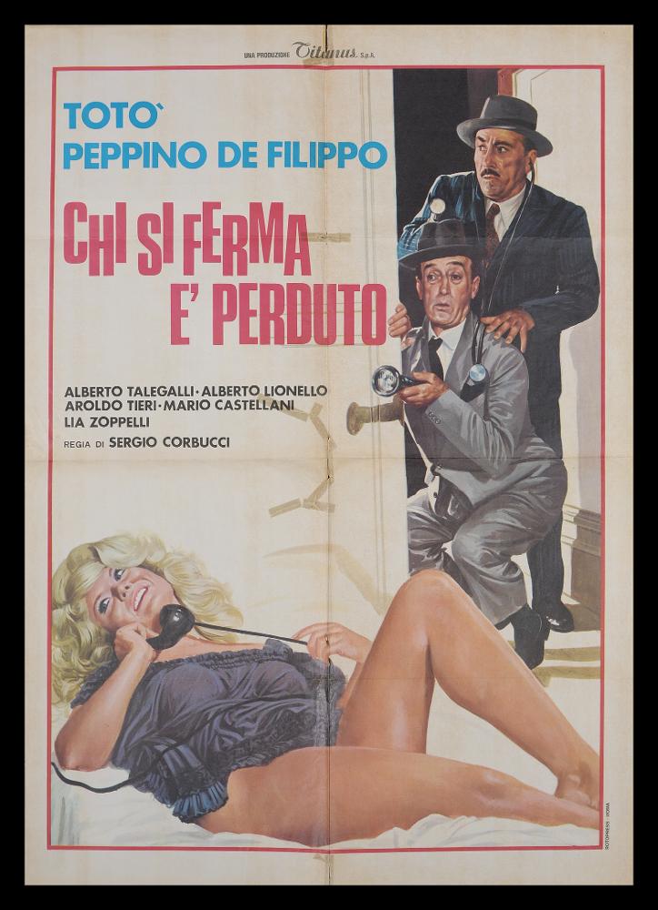 L'immagine riproduce uno dei manifesti conservati presso la Mediateca Regionale Pugliese (vedi Note). Si tratta del manifesto del film "Chi si ferma è perduto", film commedia del 1960, con gli indimenticabili Totò e Peppino De Filippo, volti immediatamente riconoscibili nella composizione. Da notare come lo stile di tutto l'impianto grafico è già più vicino al moderno corredo pubblicitario cinematografico dove le figure, seppur bene in mostra, fanno da complemento al titolo, più centrale e ben visibile, risaltato dal fondo bianco e dalla cornice rossa, molto usata in altre composizioni dell'epoca. La raffigurazione dei personaggi, definiti in uno stile pittorico molto preciso, è più simile ad uno stile fotografico che pittorico. Questo non riduce l'effetto comico-buffo ...