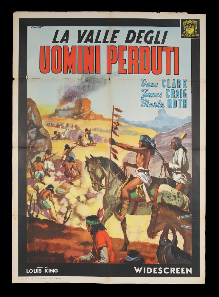 L'immagine riproduce uno dei manifesti conservati presso la Mediateca Regionale Pugliese (vedi Note). Si tratta di uno dei manifesti del film western americano “La valle degli uomini perduti”, firmato dal fidardense Gasparri Rodolfo. Appena ventenne si trasferisce dal piccolo comune di Castelfidardo (AN) per realizzare a Roma il sogno di diventare pittore di cinema. Inizialmente fa esperienza come disegnatore per case editrici, realizzando le copertine di libri prevalentemente gialli come "Il Vampiro" (1958). Questa attività gli permette di acquisire non solo competenze specifiche come disegnatore, ma soprattutto una maggiore consapevolezza di sé e delle proprie potenzialità. Pittore capace di trasportare lo spettatore in un mondo poetico attraverso l’uso dei colori sfu...