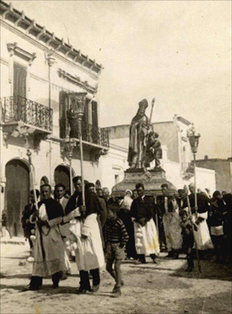 <div class="ql-editor"><div>L'immagine storica ricorda un momento della Processione della statua di San Biagio per le vie di Carosino (TA).</div><div>La Festa Patronale di San Biagio, celebrata annualmente l’11 e il 12 ottobre, costituisce un articolato insieme di pratiche religiose e manifestazioni comunitarie dedicate al santo patrono. Le celebrazioni ruotano attorno ai solenni riti liturgici e alla tradizionale processione con la statua del santo lungo le principali vie del paese, affiancati da iniziative civili come concerti bandistici, luminarie, mercatini e momenti di aggregazione pubblica. In queste giornate l’intero centro abitato viene coinvolto, trasformandosi in uno spazio rituale condiviso dalla comunità.</div><div>Le origini del culto di Sa...