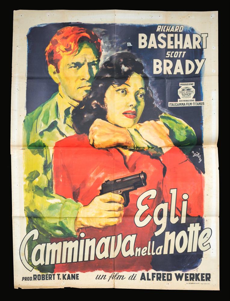 L'immagine riproduce uno dei manifesti conservati presso la Mediateca Regionale Pugliese (vedi Note). Si tratta di una delle versioni grafiche per il manifesto del film "Egli camminava nella notte", a firma di Rinaldo Gèleng. Artista poliedrico ed eclettico, dopo gli studi d'arte, visse e lavorò per molti anni a Parigi, poi a Milano dove realizzò una serie di copertine per Mondadori e infine a Roma, dove realizzò alcuni manifesti per i film di Fellini. Il suo stile fresco e pittorico è fatto di pennellate liquide e sfumate, con spunti grafici originali, composizioni personali, in cui rivela la sua dote di ritrattista, come si può notare anche in quest'opera. Gèleng sfrutta tutto lo spazio compositivo per rappresentare un momento drammatico della trama poliziesca in cui ...