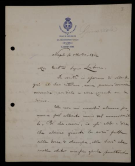 Nella lettera, Vittorio Spinazzola si rammarica con Laterza perché il volume non è stato stampato prima del suo concorso per la cattedra di Estetica presso l'Università di Napoli. Chiede, quindi, di pubblicarlo quanto prima e propone l'edizione del volume "La Certosa di S. Martino in Napoli".