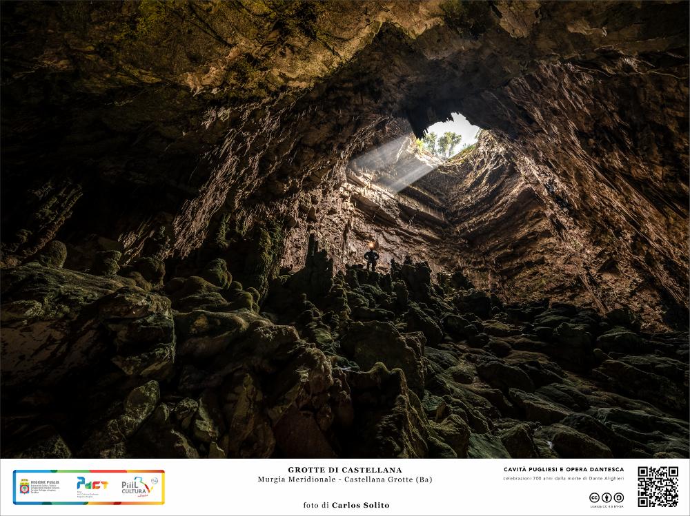 L'ampia voragine de la“Grave”, la più grande tra le grotte del complesso di Castellana, nonché l’unica che comunica col mondo esterno. Dalla grande apertura la grotta riceve una bianchissima luce che scende a cono a toccare la fredda roccia.
La sua storia è antichissima e risale al Cretaceo superiore, quando ancora tutto era sommerso dal mare. Poi pian piano è cominciato il dialogo serrato tra la terra e le acque, quelle acque che prepotentemente hanno inciso e plasmato le rocce tenere, generando fratture, condotti e aperture sempre più grandi fino a raggiungere la superficie.
L’immagine digitale fa parte della raccolta di fotografie prodotte da Carlos Solito per il Progetto digitale “Sillabario sotterraneo – Viaggio dantesco nelle Grotte di Puglia” – realizzato nell’am...