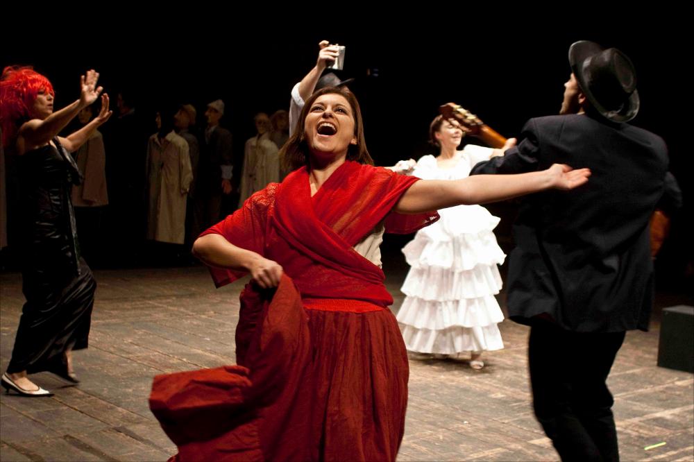 L'immagine digitale è parte della collezione digitale “Prime nazionali in Puglia”, nato dall'omonimo progetto promosso dalla Regione Puglia, Assessorato al Mediterraneo, Cultura e Turismo, finanziato dal FESR ASSE IV e attuato dal Teatro Pubblico Pugliese per dar vita ad un fitto calendario di prime nazionali programmate tra il 2011 e il 2012 all'interno di alcuni teatri pugliesi. "Occidental Express" nasce grazie all'incontro e alla collaborazione tra il regista pugliese Giampiero Borgia e il drammaturgo rumeno Matei Visniec, i quali, lavorando insieme alla compagnia Teatrul de Marionete di Arad e a quella del Teatro dei Borgia, hanno dato vita ad uno spettacolo messo in scena per la prima volta il 10 ottobre 2011 nel Teatro Curci di Barletta. L'opera affronta il delic...