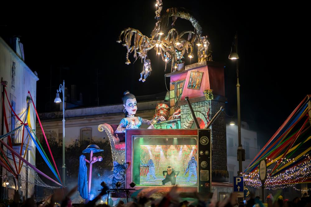 <p>Foto Carro Allegorico 2024, selezionato per la 630^ edizione del Carnevale di Putignano. Ass. Carta e colore dei M° cartapestai Paolo e Vito Mastrangelo.</p><p>Tema generale proposto dalla Fondazione: un viaggio nel tempo possibile grazie al misterioso composto “Farinelite N630”.</p>...