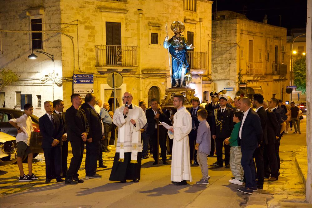 <div>Lo scatto fotografico immortala un momento della Festa patronale di San Rocco a Ceglie Messapica con la Statua del Santo in processione.</div><div>Il culto di San Rocco a Ceglie Messapica, in provincia di Brindisi, è una delle tradizioni religiose più radicate della comunità locale. Il santo, noto per l’assistenza agli ammalati durante le epidemie, è venerato come compatrono della città con una devozione documentata fin dal XVI secolo.</div><div>Una Visita Apostolica del 1595 attesta la presenza di una statua del santo nell’antica Chiesa Madre e di una cappella a lui dedicata fuori dalle mura cittadine. Nel 1771 la statua fu portata in processione per la prima volta e, nello stesso anno, il sindaco Luca Felice Vitale, insieme a ...