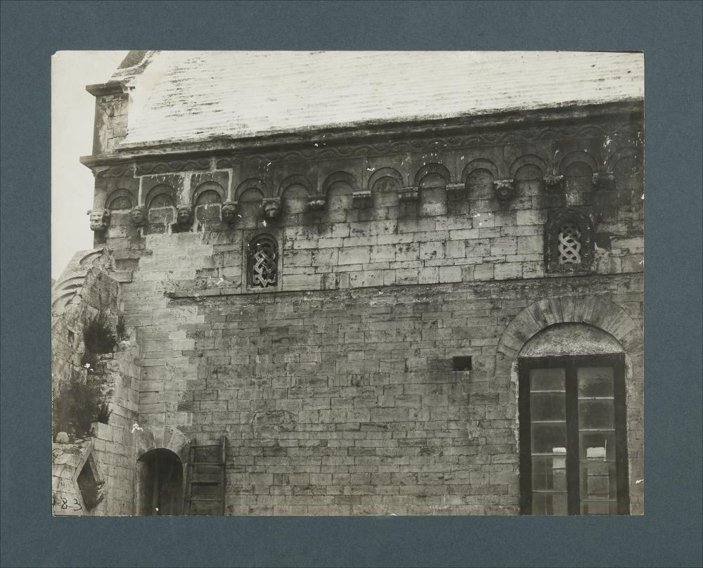 <div class="ql-editor"><div>Documentazione fotografica del fianco sud della Cattedrale di Ruvo di Puglia, con in evidenza la sequenza di arcatelle pensili e finestre databili al XII-XIII secolo.</div><div>La raccolta fotografica di Giuseppe Ceci (1863-1938), studioso delle arti figurative dell’Italia meridionale e tra i promotori delle Società di Storia Patria di Napoli e della Puglia, si inserisce nel vivace clima culturale dell’Italia postunitaria, caratterizzato dal progressivo consolidarsi di una «coscienza nazionale» alimentata anche dal confronto e dal dialogo con le realtà storiche e culturali locali.</div><div>Oggi la Biblioteca Comunale di Andria conserva oltre settecento fotografie dedicate alla Puglia medievale, a Napoli e al p...