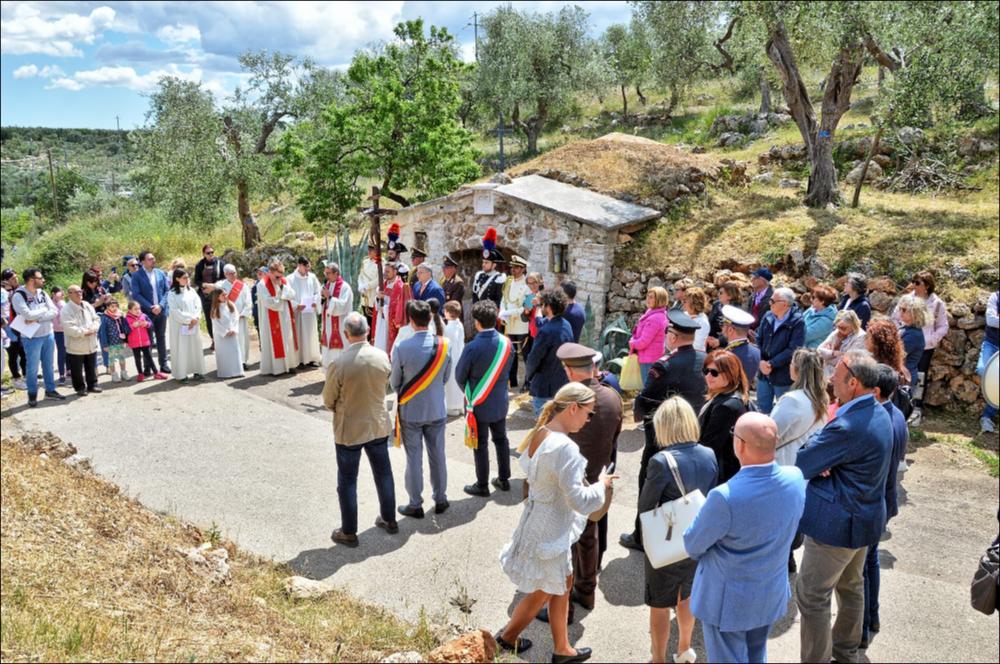 Lo scatto fotografico mostra un momento saliente della celebrazione in onore della Festa del Santissimo Crocifisso di Auricarro a Palo del Colle: i fedeli sono riuniti sul luogo del ritrovamento del Crocifisso dove venne edificato ‘u Cassiadd d crist’, una struttura di pietre a secco, simile ad una piccola cappella, il cui fondamento è costituito dal grosso macigno che nascondeva il crocifisso, secondo quanto narra l’antica leggenda.
La Festa del SS. Crocifisso di Auricarro, istituita nel 1853, si celebra in due momenti diversi, il 3 Maggio e la terza settimana di settembre a Palo del Colle (Bari). La Festa si caratterizza, dal punto di vista liturgico, con messe solenni e tre processioni con il simulacro del Crocifisso lungo le vie storiche del paese (il SS. Crocifisso...