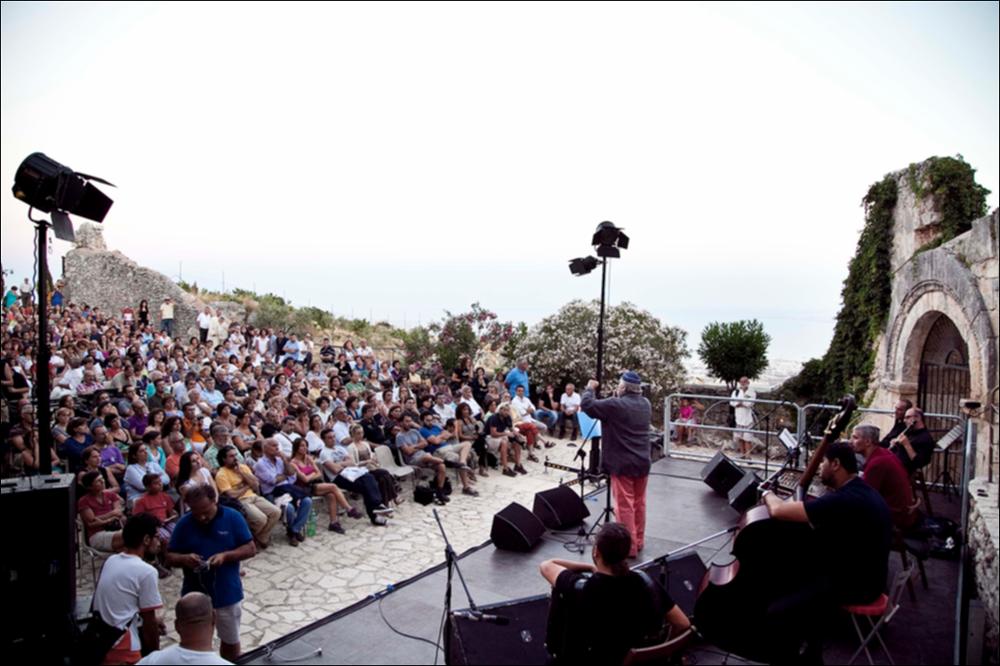 Il video è parte della collezione digitale “Puglia Green Hour” è parte della collezione “Puglia Green Hour” nata dall'omonimo progetto di Teatro Pubblico Pugliese. Fu organizzato su un calendario fitto e intenso di spettacoli programmati tra giugno e luglio 2012 all'interno dei Parchi Regionali della Puglia, per parlare di arte, musica, teatro e filosofia ispirati dalle bellezze primordiali del paesaggio pugliese in aree territoriali spesso dimenticate o poco valorizzate. Il video è un montaggio di momenti di backstage, con un'intervista e riprese del concerto che si è tenuto l'8 luglio nell'area dell'Abbazia di Santa Maria di Pulsano, a Monte Sant'Angelo (FG). L'antichissimo luogo sacro, simbolo di cristianità e spiritualità situato sul colle di Pulsano dal VI secolo, ...