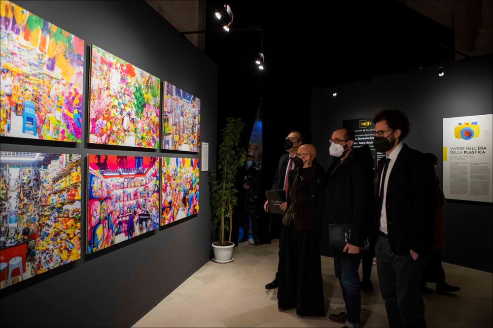 Lo scatto riprende gli organizzatori della mostra fotografica PLANET OR PLASTIC? Marco Cattaneo, direttore di National Geographic Italia e Vito Cramarossa, direttore di Cime, durante il loro percorso di visita in compagnia di Ines Pierucci (Assessore alle Politiche culturali e turistiche del Comune di Bari) ed Aldo Patruno (Direttore di Dipartimento Turismo, Economia della Cultura e Valorizzazione del Territorio della Regione Puglia)....