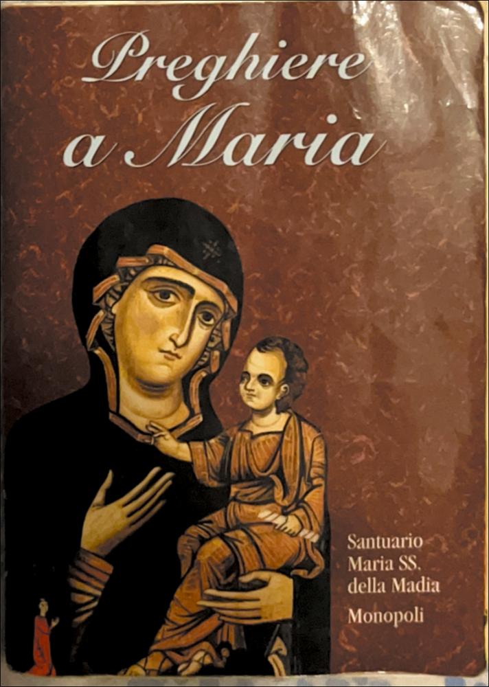 <div class="ql-editor"><div>Serie di preghiere devozionali recitate dai fedeli, parte della pratica quotidiana e dei momenti di culto presso il santuario dedicato alla patrona della città. La coroncina accompagna la meditazione sul legame tra la comunità e la Madonna, rinnovando fede, devozione e gratitudine per i suoi interventi miracolosi.</div><div><br></div><div>La festa patronale in onore della Madonna della Madia, patrona di Monopoli, nasce dalla tradizione del <strong>1117</strong>, quando secondo la devozione la Vergine giunse nel porto della città su una zattera di travi destinate alla costruzione della cattedrale.</div><div>Il momento più suggestivo è la <strong>rievocazione dell’approdo della Madonna</strong>, che si svolge all&...