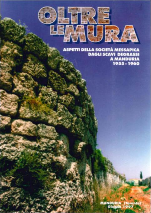 Il volume è parte della grande raccolta denominata “Libri di Puglia”, progetto di digitalizzazione a cura di Nicola Pergola che ha lo scopo di rendere fruibile la produzione editoriale dei Centri regionali di servizi educativi e culturali e degli Assessorati alla cultura e alla Pubblica Istruzione della Regione Puglia, dal 1968 agli anni 2000. Catalogo della omonima mostra, l'opuscolo è frutto di un'azione congiunta con il Ministero per i Beni Culturali e Ambientali, il cnr, l'Università degli Studi di Lecce, la Provincia di Taranto, il Comune di Manduria: e fa luce sugli scavi condotti da Nevio Degrassi – responsabile della Soprintendenza alle Antichità della Puglia e del Materano – che riportavano alla luce una estesa necropoli sviluppantesi all'esterno della triplice...