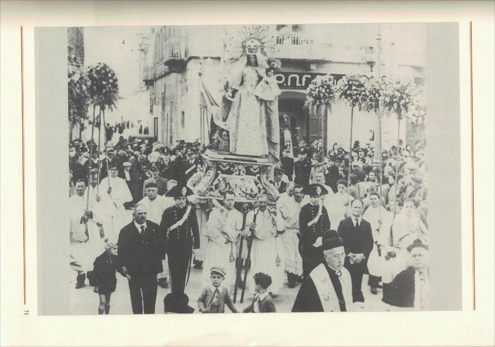 <div class="ql-editor"><div>Una suggestiva immagine della processione degli anni '40, con le strade animate da fedeli devoti, forze dell’ordine e portantini devoti.</div><div><br></div><div>La Festa Patronale di Bitritto in onore di <strong>Santa Maria di Costantinopoli</strong> è l’evento più importante per la comunità e affonda le sue radici nel XVI secolo, dopo la pestilenza del 1528-29, quando i cittadini fecero voto alla Madonna promettendo la costruzione di una chiesa in suo onore.</div><div>Nel 1656, durante un’altra epidemia, il paese fu risparmiato e l’evento fu considerato miracoloso, rafforzando ulteriormente la devozione. Da allora la festa si è sviluppata come momento di ringraziamento, unendo celebrazioni religio...