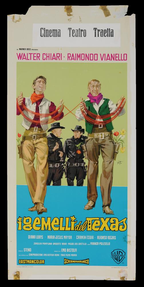 L'immagine riproduce uno dei manifesti conservati presso la Mediateca Regionale Pugliese (vedi Note). Si tratta di una delle versioni grafiche della locandina del film “I gemelli del Texas” del 1964 per la regia di Steno, nome d'arte di Stefano Vanzina. La composizione è a firma dell’illustratore romano Arnaldo Putzu (A. Putzu) collaboratore di Enrico De Seta e dello studio Favalli, del quale si conserva anche l'altra locandina. Lo stile di Putzu è riconoscibile per l’uso di un linguaggio compositivo drammatico reso soprattutto nella rappresentazione dei ritratti, densi di linee e chiaro scuri che accentuano l'espressività dei volti. Questa caratteristica si nota anche in questa locandina studiata per un film di genere comico, in cui l'autore rende perfettamente i tratt...