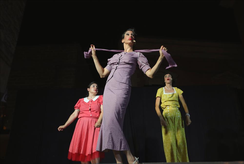 <div>Lo scatto ritrae l’esibizione del trio Le Radiose con lo spettacolo “On Air”, presentato il 6 e 7 luglio 2024 durante il Circonauta Festival presso Largo Sambiasi, nel centro storico di Nardò (LE).</div><div>Le Radiose guidano il pubblico in un viaggio sonoro sulle frizzanti melodie dello Swing, nei panni di radiofoniche conduttrici d’altri tempi. Ma quando la frequenza si fa instabile e capricciosa, la trasmissione deraglia in una travolgente follia: tra ronzii, fruscii, rubriche improvvisate e telefonate surreali, lo spettacolo si trasforma in una vertiginosa montagna russa radiofonica, attraversando epoche, stili e immaginari sonori.</div><div>Nato nel 2018 dall’incontro tra Emanuela Belmonte, Valentina Musolino e Genea Manenti...