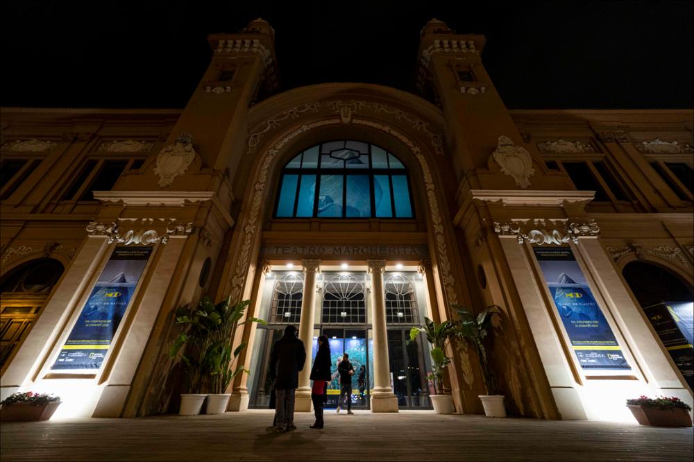 Nello scatto la facciata del Teatro Margherita di Bari che ha ospitato la mostra fotografica PLANET OR PLASTIC?. Ai lati dell’ingresso e nell’alto finestrone centrale è visibile il simbolo della mostra che riprende la copertina del National Geographic del giugno 2018. È La celebre illustrazione digitale intitolata Iceberg Plástico, realizzata da Jorge Gamboa, ed è una visualizzazione straziante della realtà che stiamo affrontando collettivamente. La creazione di Jorge mostra un sacchetto di plastica immerso in profondità nell'oceano, con solo la "punta dell'iceberg" che fa capolino in alto. L'artista messicano ha creato la foto-illustrazione per la prima volta nel 2017 per la Biennale di Poster Art della Bolivia, dove si...
