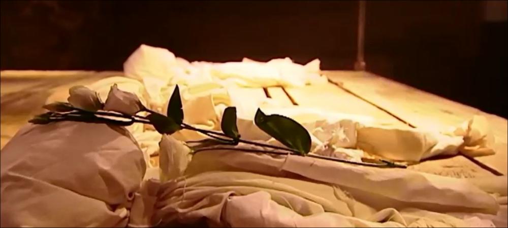 Il video in oggetto è il promo di “Katër i Radës. Il Naufragio”, produzione nata dalla co-produzione della Biennale di Venezia e Koreja, messa in scena per la prima assoluta, il 12 ottobre 2014, nell'ambito del 58° Festival Internazionale di Musica Contemporanea della Biennale di Venezia. Lo spettacolo, per la regia di Salvatore Tramacere, è il risultato dell'unione del libretto di Alessandro Leogrande, tratto dal suo romanzo-reportage “Il naufragio” (Feltrinelli, 2011) e le musiche del compositore albanese Admir Shkurtaj, per mettere in scena una delle tragedie dell'emigrazione, lo speronamento da parte della corvette Sibilla della Marina Militare Italiana e l'affondamento dell'imbarcazione albanese Katër i Radës. Morirono circa 80 persone di cui si riuscì a recuperare...