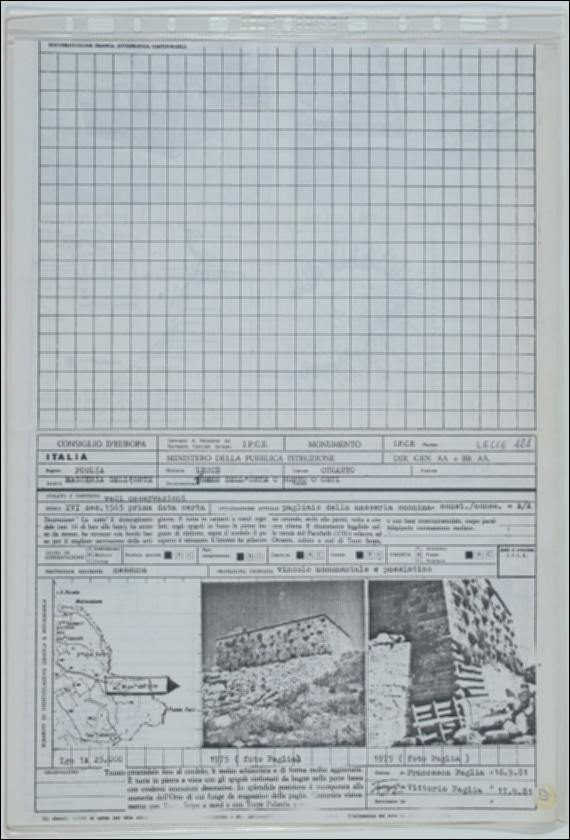 La scheda in oggetto è parte del volume “Censimento delle opere fortificate in Puglia”, risultato dell'attività promossa dalla Regione Puglia tra il 1981 e il 1982, per individuare e descrivere le principali costruzioni in muratura presenti nel territorio. Composta da due fogli sciolti, è redatta da Francesca Faglia il 16 settembre 1981. Torre dell’Orte o Horto o Orti è situata a Otranto in provincia di Lecce in area costiera a 50 metri dal mare. La costruzione fortificata risale al XVI secolo e si presenta a pianta troncopiramidale di 16 metri per lato con altezza modesta. Il prospetto semplice con muratura faccia a vista è impreziosito da un coronamento superiore con cordolo smussato. All’interno una colonna quadrata sorregge quattro volte a crociera. La struttura mur...