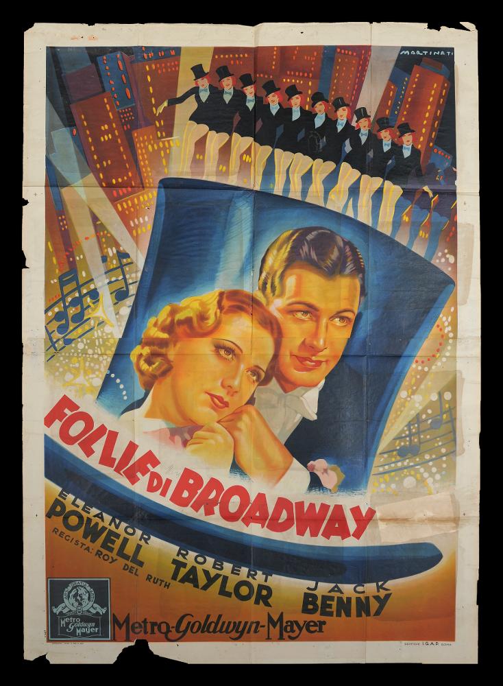 L'immagine riproduce uno dei manifesti conservati presso la Mediateca Regionale Pugliese (vedi Note). Si tratta del manifesto del film in bianco e nero "Follie di Broadway 1936", secondo dei quattro film della serie “Broadway Melody”. La firma che si legge in alto a destra è dell’illustratore Luigi Martinati, toscano di nascita, da considerarsi uno degli interpreti della prima maniera del manifesto di cinema. Possiamo osservare alcuni degli elementi che contraddistinguono lo stile del pittore come i giochi di contrasto con colori netti, i dettagli sui grandi volti realizzati con tinte dalle gamme dorate. Nello specifico in questa composizione Martinati riesce a rendere visivamente tutta la spettacolarità delle opere inscenate nei migliori teatri americani del tempo. La ...