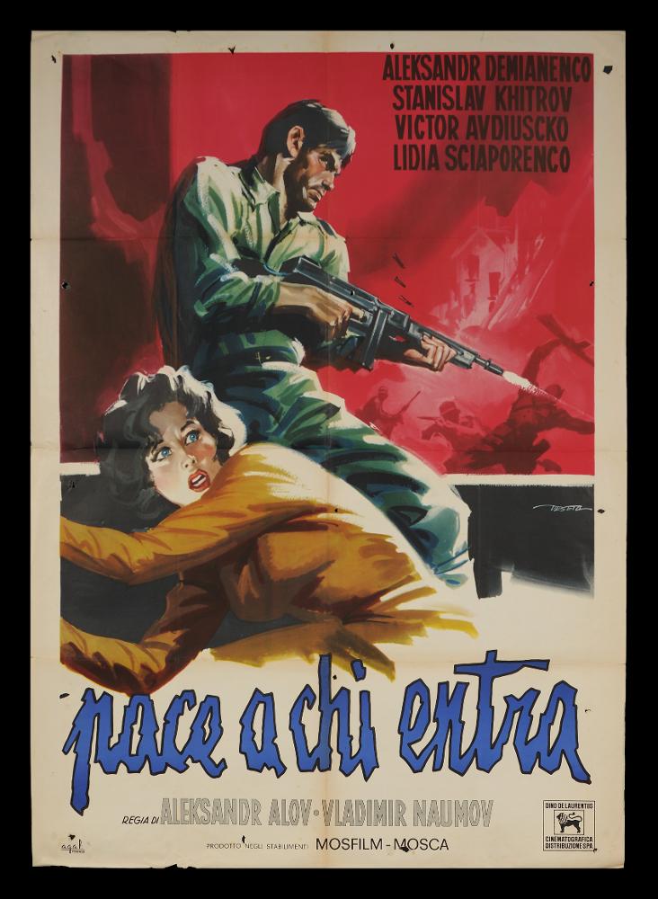 L'immagine riproduce uno dei manifesti conservati presso la Mediateca Regionale Pugliese (vedi Note). Si tratta di una delle versioni grafiche del manifesto del film "Pace a chi entra" del 1961 per la regia di Aleksandr Alov e Vladimir Naumov. Il manifesto è stato realizzato dall’illustratore Enrico De Seta, artista dalle molte sfaccettature noto non solo come grafico ma anche come vignettista satirico per diverse testate italiane. I colori qui utilizzati sono molto cupi e ben rappresentano lo scenario di guerra del film: un cielo rosso scuro sovrasta i soldati in combattimento nelle varie cittadine, figure dai contorni non delineati e nitidi, ombre in secondo piano rispetto alle due figure principali, il tenente sovietico, immortalato durante un attacco, incaricato di ...