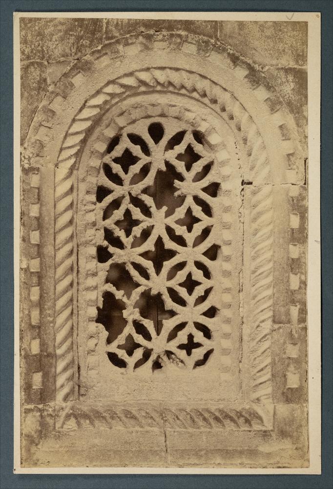 <div class="ql-editor"><div>Documentazione fotografica: Chiesa di San Gregorio, Bari, finestra. Fotografia ritagliata da un’immagine di Moscioni.</div><div><br></div><div>La raccolta fotografica di Giuseppe Ceci (1863-1938), studioso delle arti figurative dell’Italia meridionale e tra i promotori delle Società di Storia Patria di Napoli e della Puglia, si inserisce nel vivace clima culturale dell’Italia postunitaria, caratterizzato dal progressivo consolidarsi di una «coscienza nazionale» alimentata anche dal confronto e dal dialogo con le realtà storiche e culturali locali.</div><div>Oggi la Biblioteca Comunale di Andria conserva oltre settecento fotografie dedicate alla Puglia medievale, a Napoli e al patrimonio storico-artistico ...