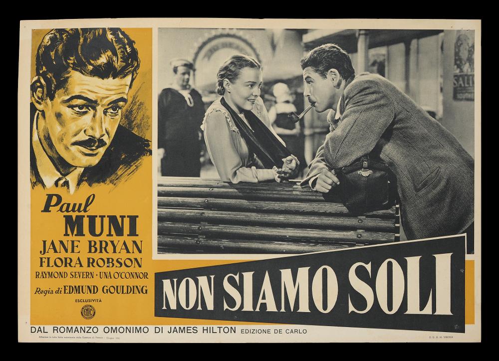 L'immagine riproduce uno dei manifesti conservati presso la Mediateca Regionale Pugliese (vedi Note). Si tratta di una delle fotobuste del film in bianco e nero “Non siamo soli” del 1939 per la regia di Edmund Goulding, basato sul romanzo omonimo di James Hilton. La firma che si legge con difficoltà sul lato sinistro, confuso con l’illustrazione è dell’artista Carloantonio Longi (Lon.). Una buona parte dello spazio grafico della composizione è occupato da una fotografia di scena in bianco e nero, al di sotto un titolo caratterizzato da l’ingrandimento delle lettere, gioco prospettico che fuoriesce dalla cornice reale dell’immagine. Sulla sinistra, in nero su uno sfondo giallo, è immortalato il grande volto del protagonista maschile Paul Muni, ritratto che fa emergere un...