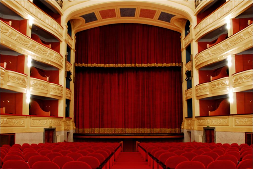 L'immagine è parte della campagna fotografica realizzata dalla fotografa Margherita Mirabella per Teatro Pubblico Pugliese che, con i suoi scatti, ha ripreso le eleganti architetture e i rifiniti dettagli di alcuni dei più bei teatri pugliesi e di alcuni spettacoli teatrali portati in scena in questi ultimi anni. 
La platea fotografata è quella del Teatro Comunale "Giuseppe Verdi" di San Severo, riconosciuto come la più grande struttura teatrale di Capitanata e terzo teatro all'italiana più importante di Puglia dopo il Petruzzelli di Bari e il Politeama Greco di Lecce. Il monumento, originariamente denominato teatro Comunale del Littorio, viene progettato dall'architetto Cesare Bazzani rispettando a pieno i canoni stilistici dell'arte fascista. I lavori, iniziati nel 19...